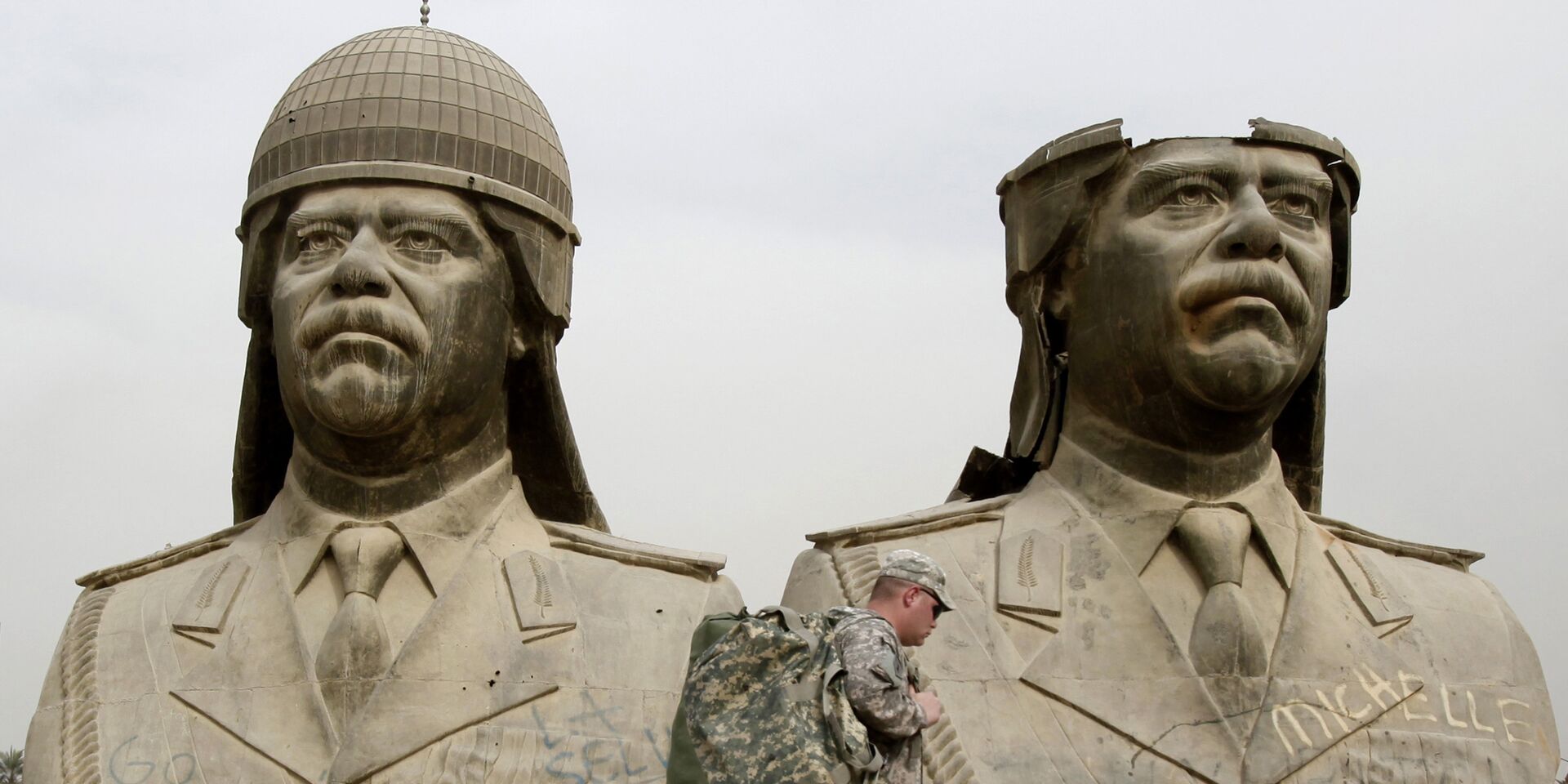 Американские солдаты проходят мимо бронзовых бюстов Саддама Хусейна в Зеленой зоне Багдада - ИноСМИ, 1920, 24.07.2023