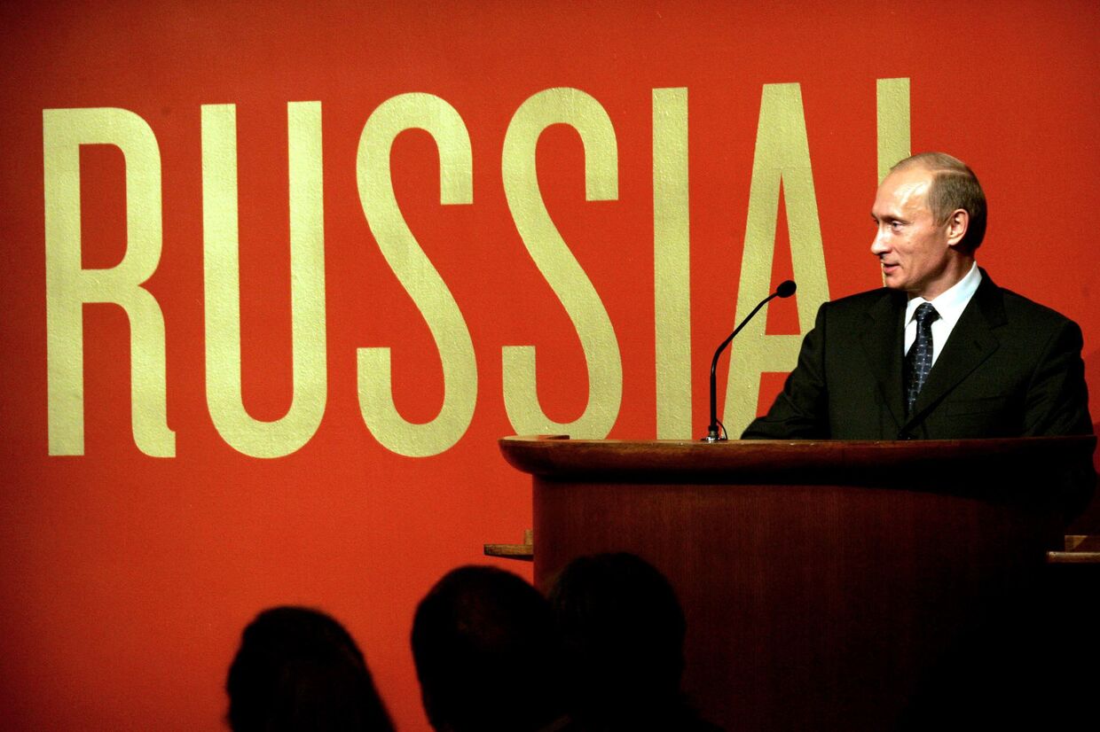 Владимир Путин во время открытия выставки Россия! в музее Гуггенхейма в Нью-Йоркеф