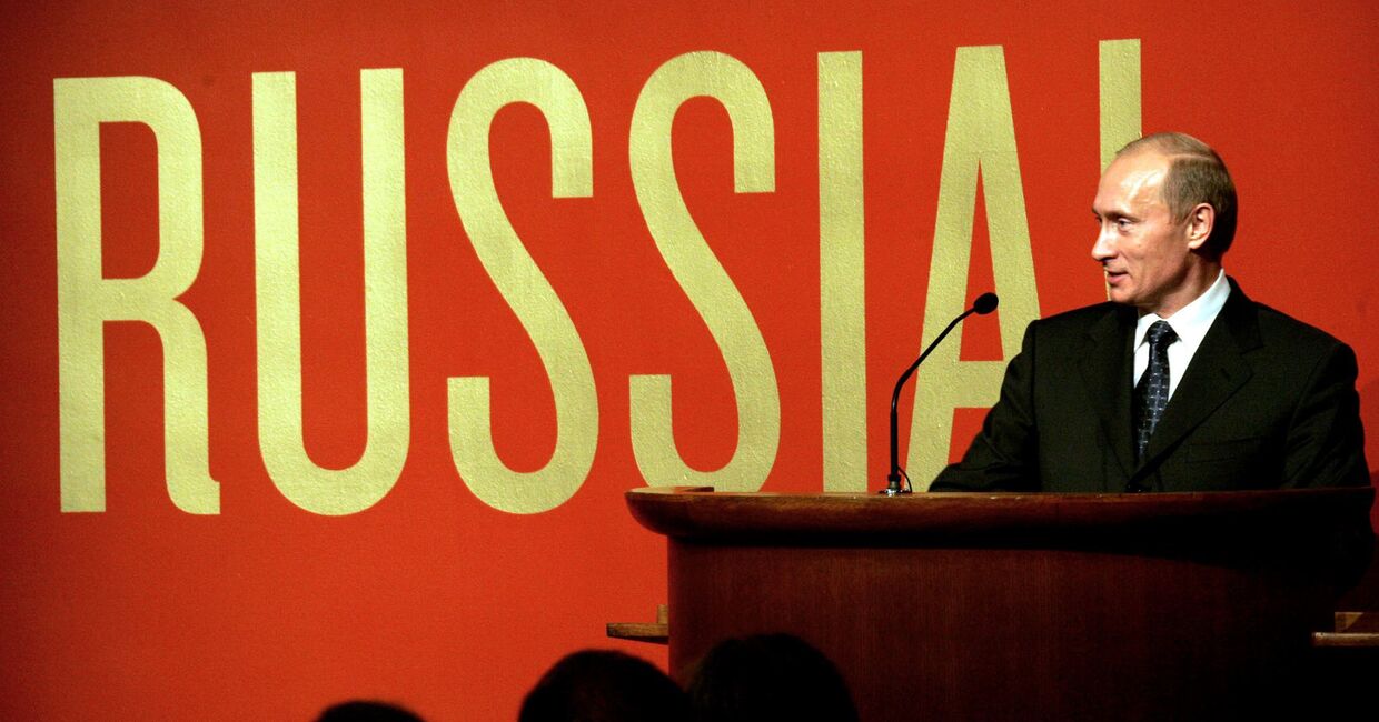 Владимир Путин во время открытия выставки Россия! в музее Гуггенхейма в Нью-Йоркеф