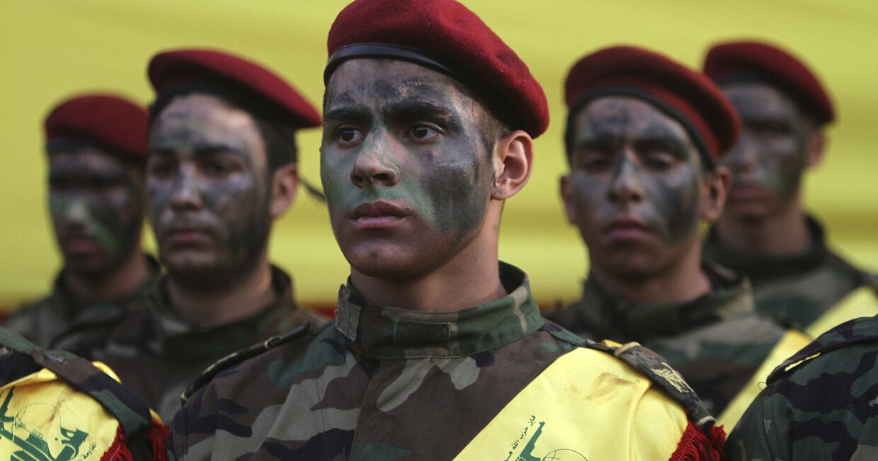 Боевики «Хезболлы» на похоронах командира Хасана Хусейна аль-Хаджа