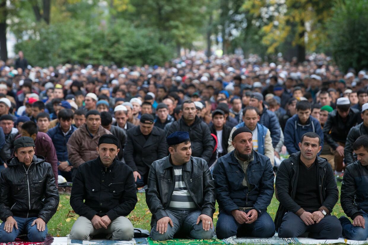 Мусульмане во время праздника Курбан-Байрам в Санкт-Петербурге