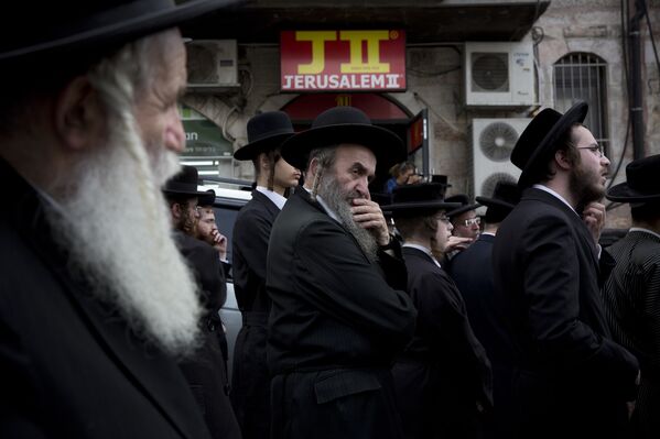 Ортодоксальные евреи на похоронах Йешаягу Киршавски, погибшего в одной из атак палестинцев на израильтян в Иерусалиме