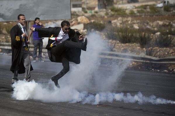 Палестинские адвокаты во время столкновений с израильской полицией рядом с городом Рамалла на Западном берегу реки Иордан