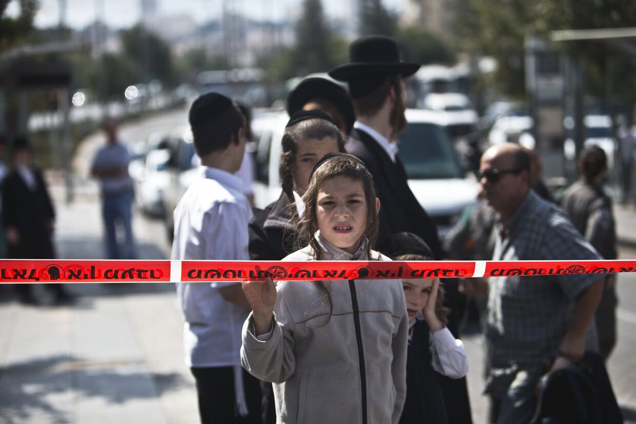 Мальчик из семьи ортодоксальных евреев смотрит на место нападения палестинца на студента семинарии в Иерусалиме