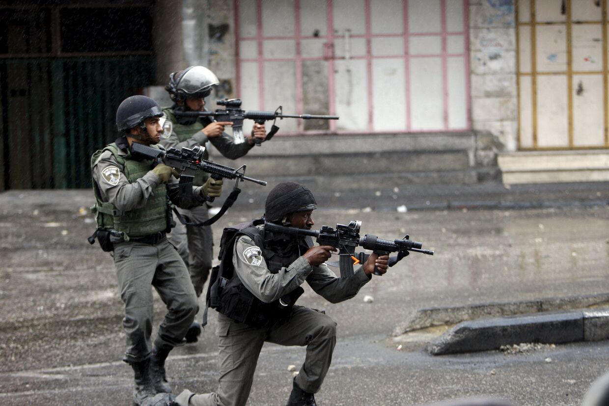 Израильские полицейские во время столкновений с палестинцами в городе Хеврон