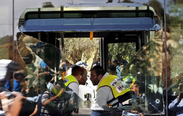 Служба спасения на месте атаки палестинца на пассажирова автобуса в Иерусалиме
