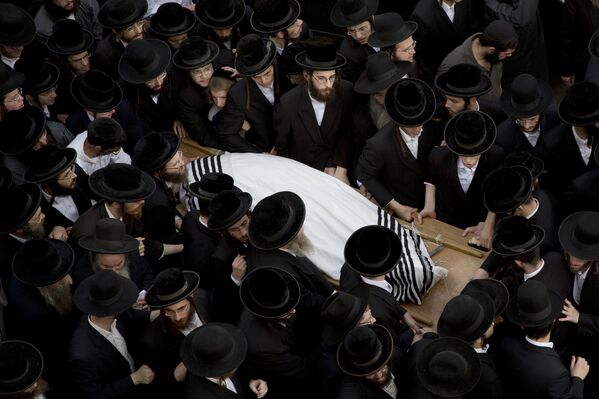 Ортодоксальные евреи на похоронах Йешаягу Киршавски, погибшего в одной из атак палестинцев на израильтян в Иерусалиме
