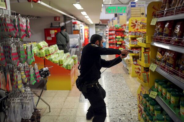Полицейский в супермаркете на центральной автобусной станции Иерусалима, где было совершено нападание на женщину