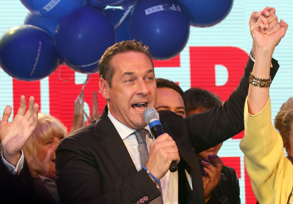 Лидер праворадикальной австрийской Партии свободы Хайнц-Кристиан Штрахе после победы на выборах в Вене