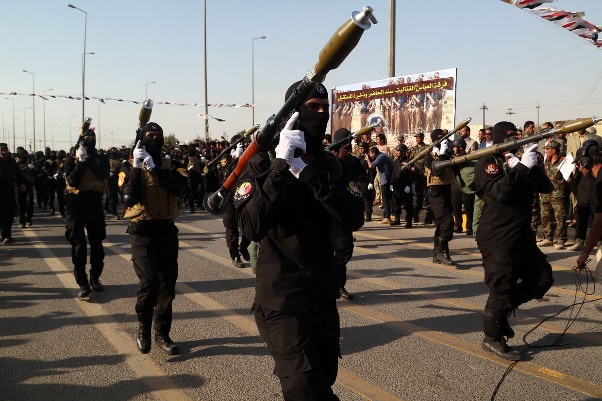 Боевое отделение шиитского ополчения «Аббас» во время парада в Басре