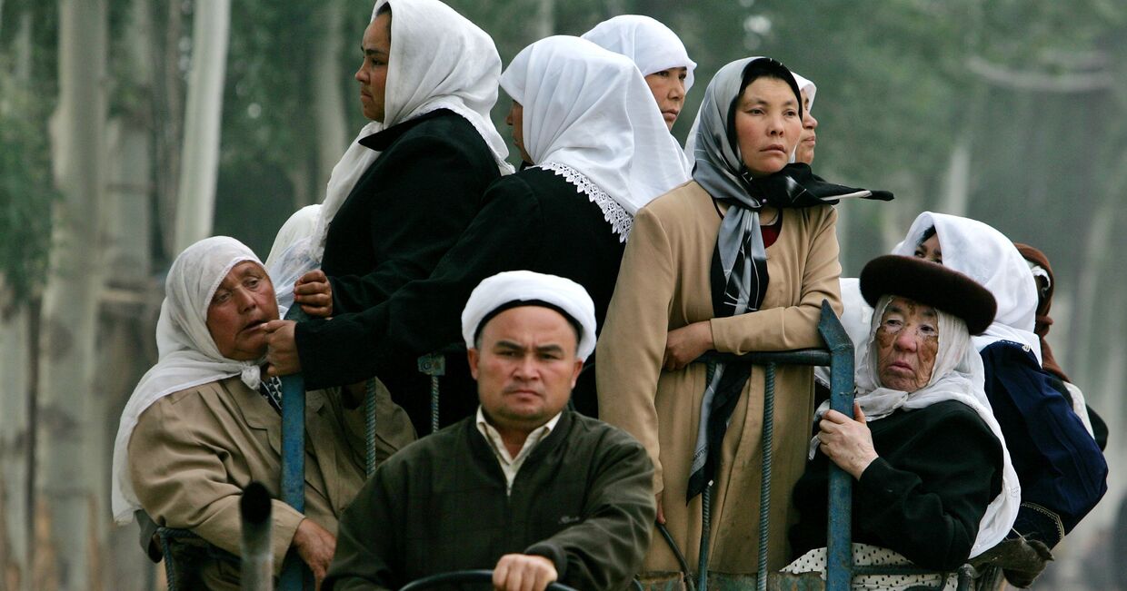 Уйгуры едут на тракторе на базар в Кашгаре