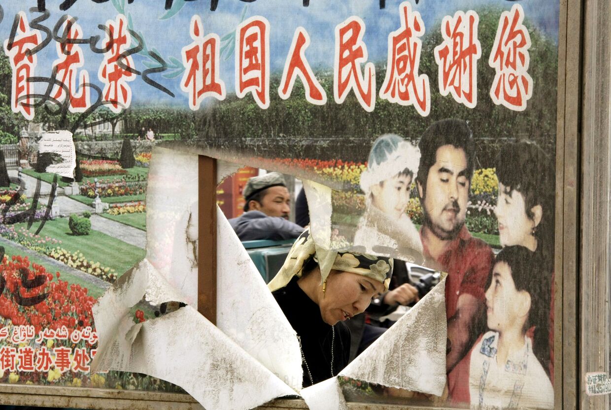 Пропагандистский плакат на улице в Хотане, Синьцзян-Уйгурский автономный район