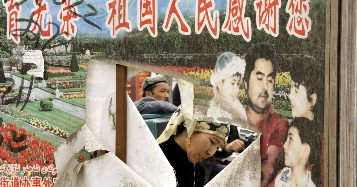 Пропагандистский плакат на улице в Хотане, Синьцзян-Уйгурский автономный район