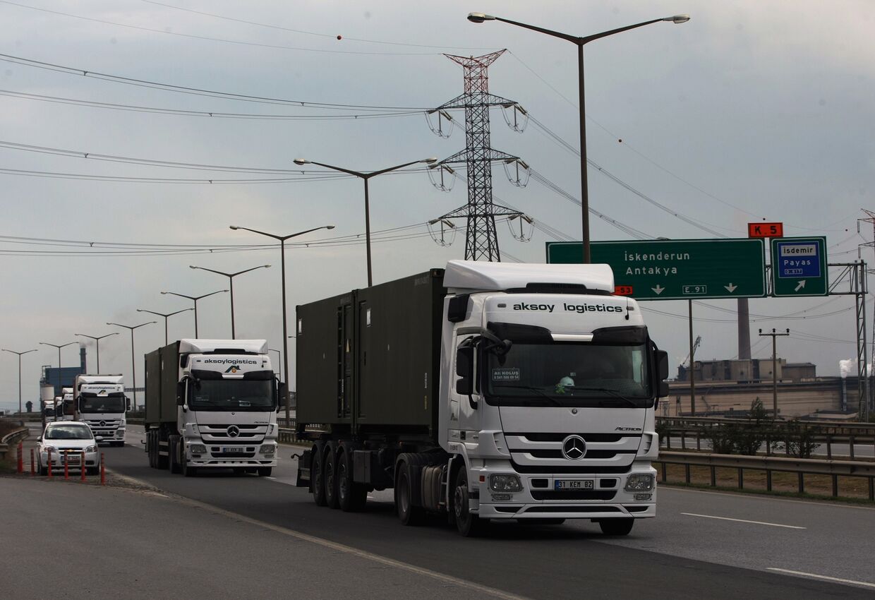 Турецкие грузовики выезжают из города Искендерум