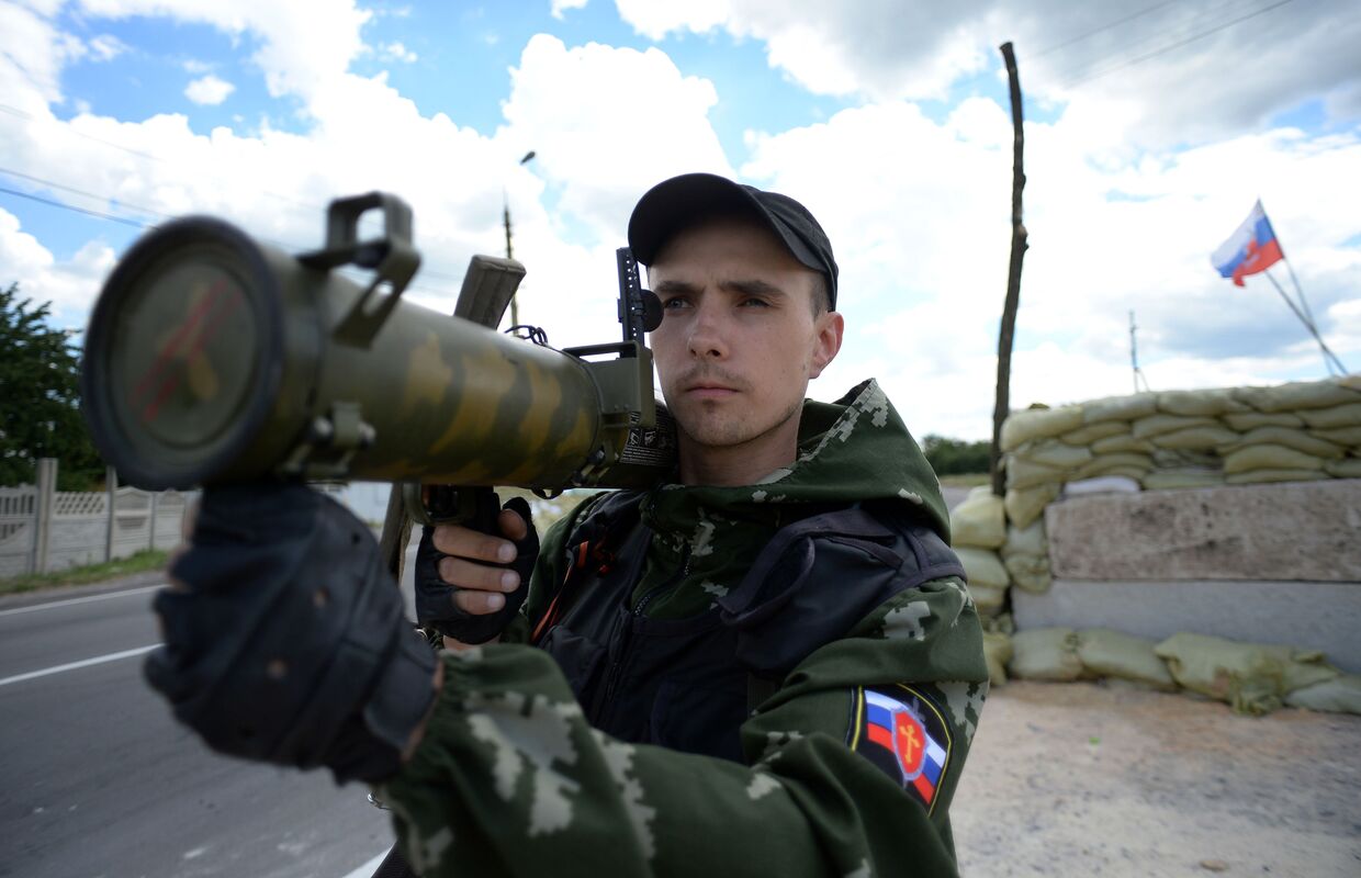 Ополченец Русской Православной Армии на блокпосту в Донецке