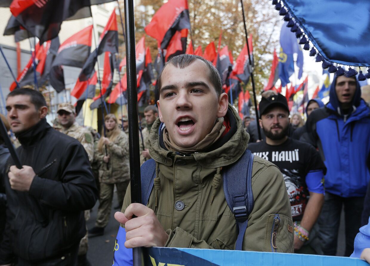 Активисты партий «Свобода» и «Правый сектор» на «Марше героев» в Киеве