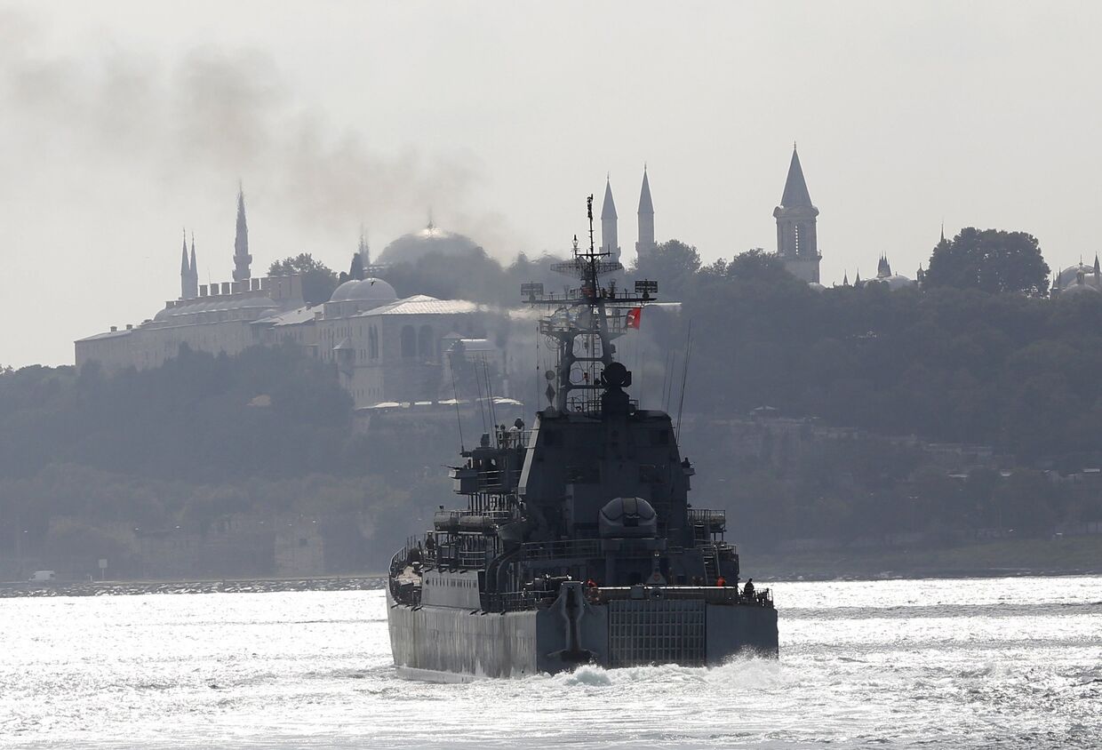 Корабль ВМФ России Новочеркасск проходит Босфор 8 октября 2015 года