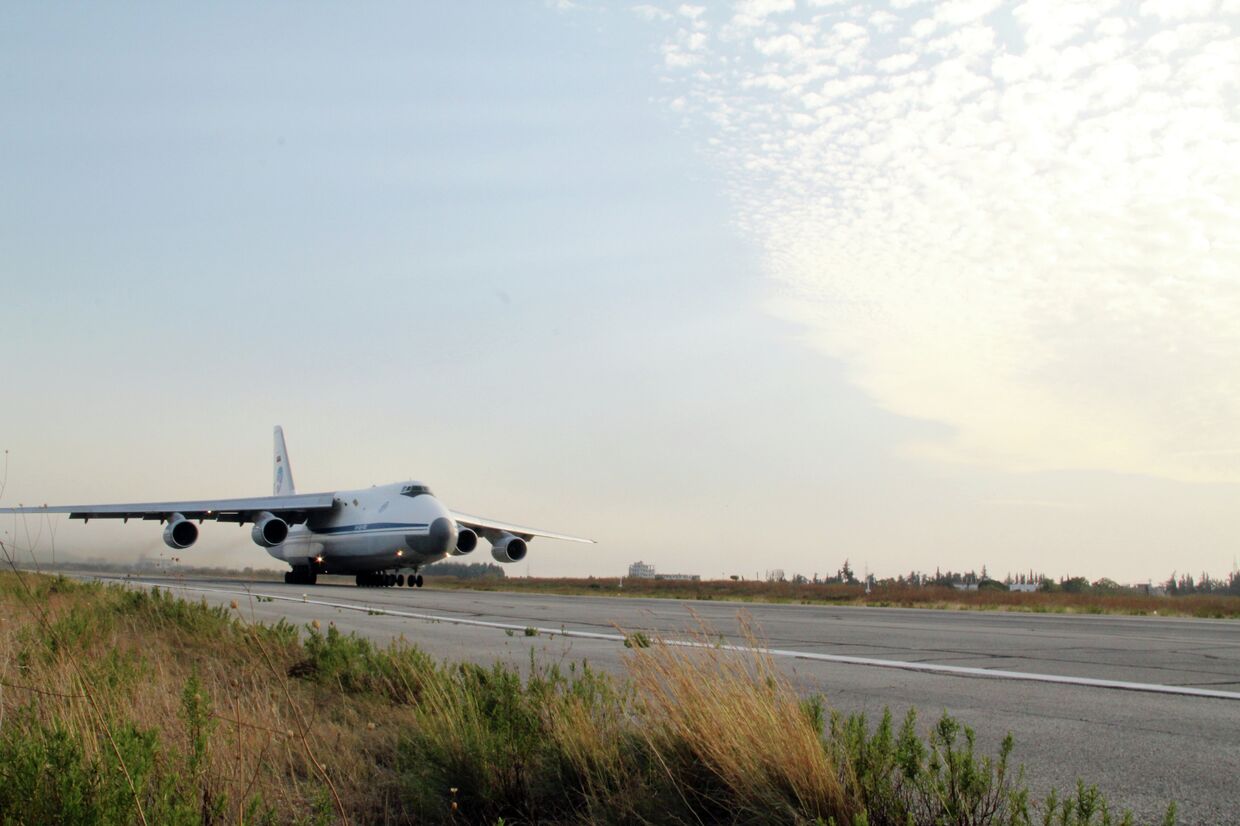 Российский транспортный самолет Руслан взлетает с базы Хмеймим в Сирии