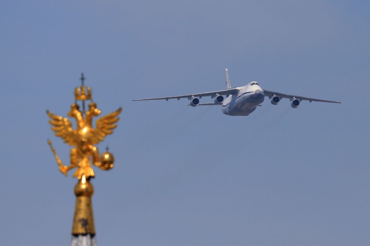 Тяжёлый дальний транспортный самолёт АН-124-100 Руслан во время военного парада в честь 70-летия Победы в Великой Отечественной войне 