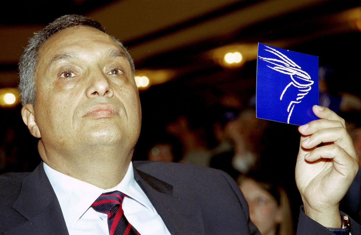 Бывший премьер-министр Болгарии Иван Костов с логотипом партии «Демократы за сильную Болгарию», 2004 год