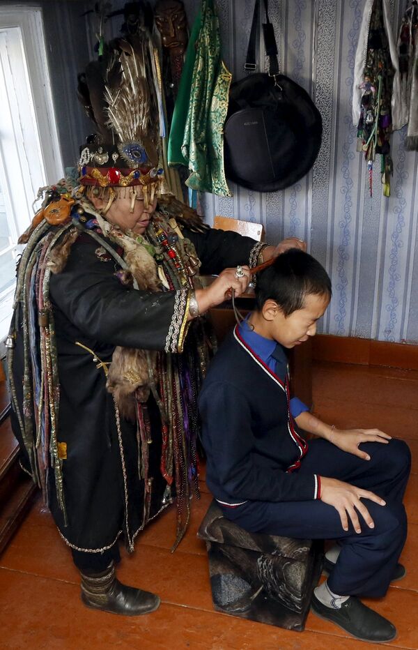 Шаманка Анисья Монгуш проводит ритуал очищения в своем доме в Кызыле