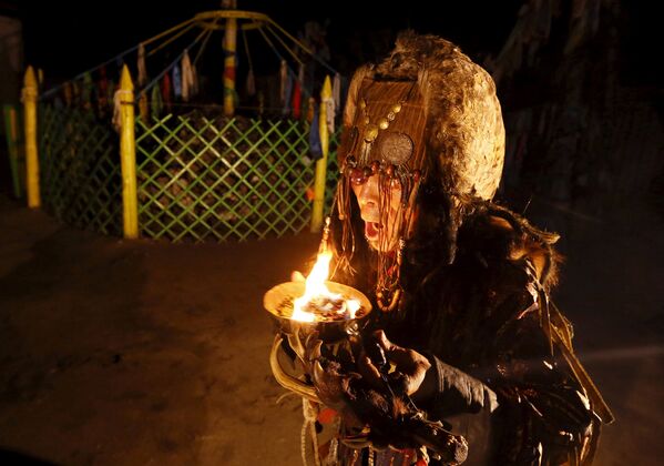 Шаман из общества «Адыг Ээрен» во время ночного камлания в Кызыле