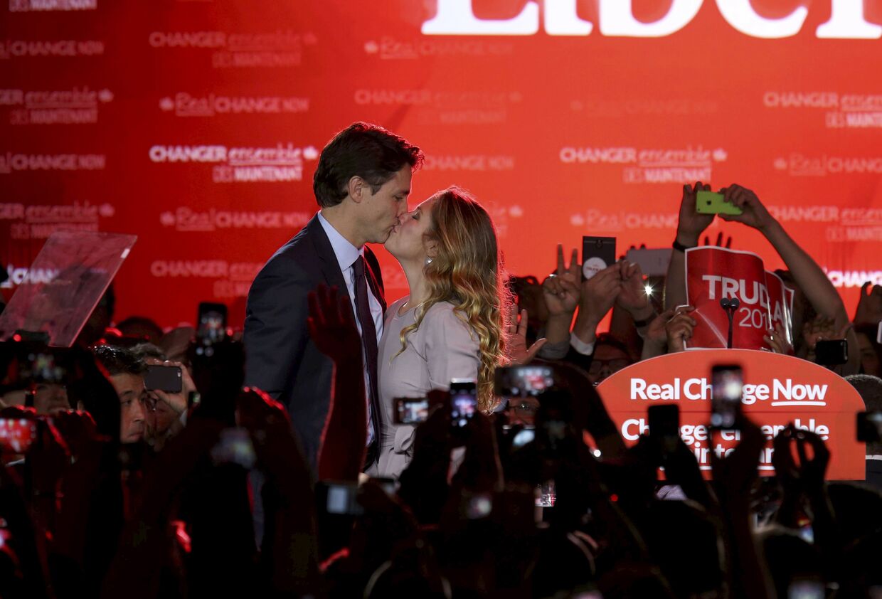 Лидер Либеральной партии Канады Джастин Трюдо целует жену Софи Грегуар после победы на всеобщих выборах