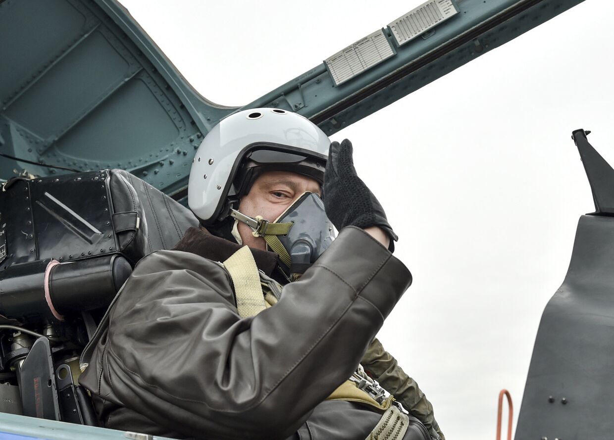 Президент Украины Петр Порошенко в кабине самолета Су-27