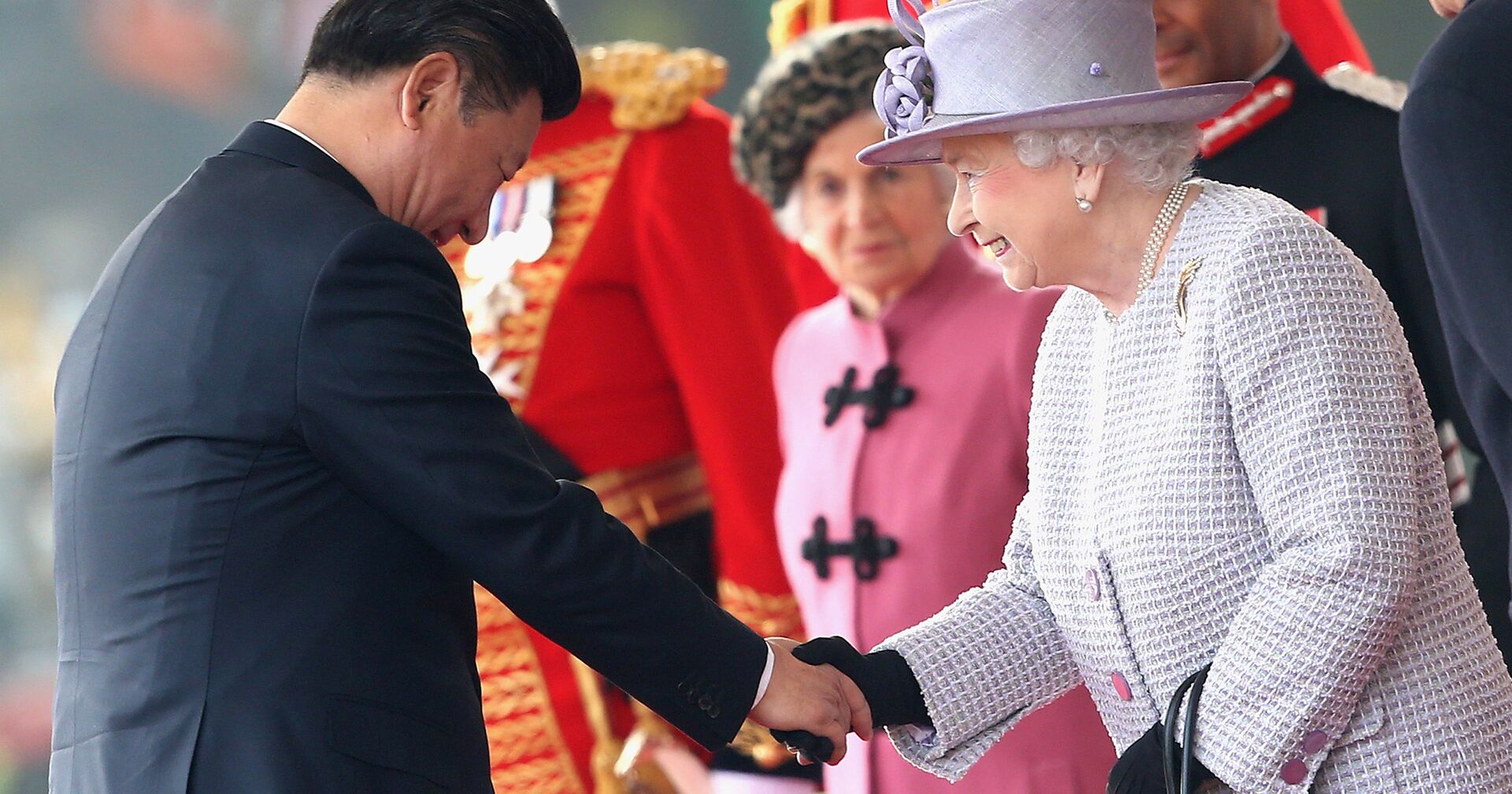 Председатель КНР Си Цзиньпин и королева Елизавета II во время встречи в Лондоне - ИноСМИ, 1920, 30.03.2021