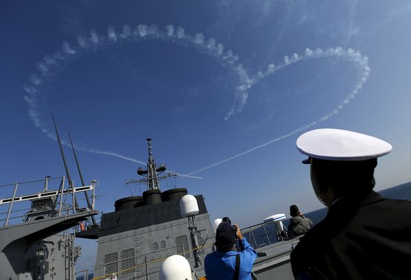 Команда высшего пилотажа ВВС сил самообороны Японии «Синий импульс» выступает во время смотра флота в бухте Сагами