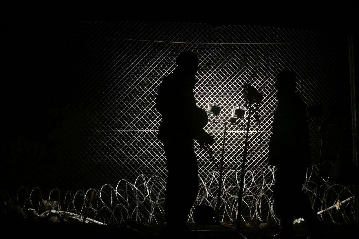 Венгерские солдаты патрулируют забор на границе с Хорватией