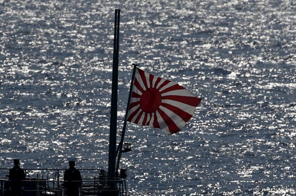 Флаг на эскандренном миноносце «Кирисамэ» во время смотра японского флота в бухте Сагами