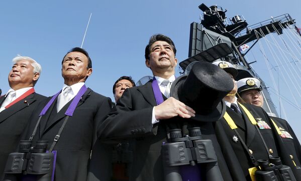Премьер-министр Японии Синдзо Абэ, министр финансов Японии Таро Асо и министр обороны Гэн Накатани во время смотра флота в бухте Сагами