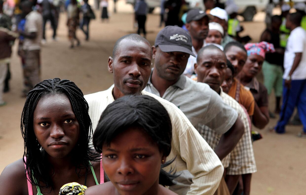 Жители Луанды во время голосования на президентских выборах в 2012 году