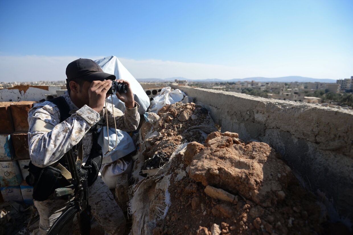 Боец местных сил самообороны на передовых позициях в городе Маадания в пригороде Дамаска