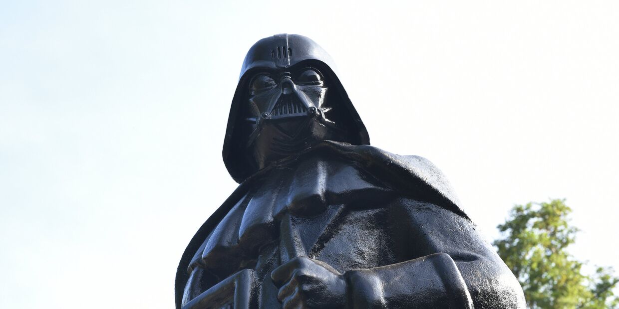 Памятник герою фантастического фильма Звездные войны Дарту Вейдеру, переделанный из памятника Ленину открыт на территории одесского предприятия Прессмаш Памятник герою фантастического фильма Звездные войны Дарту Вейдеру, переделанный из памятника Ленину открыт на территории одесского предприятия Прессмаш