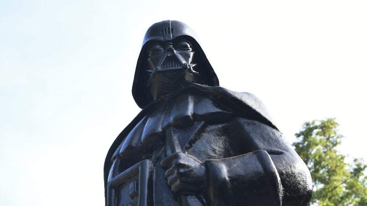 Памятник герою фантастического фильма Звездные войны Дарту Вейдеру, переделанный из памятника Ленину открыт на территории одесского предприятия Прессмаш Памятник герою фантастического фильма Звездные войны Дарту Вейдеру, переделанный из памятника Ленину открыт на территории одесского предприятия Прессмаш