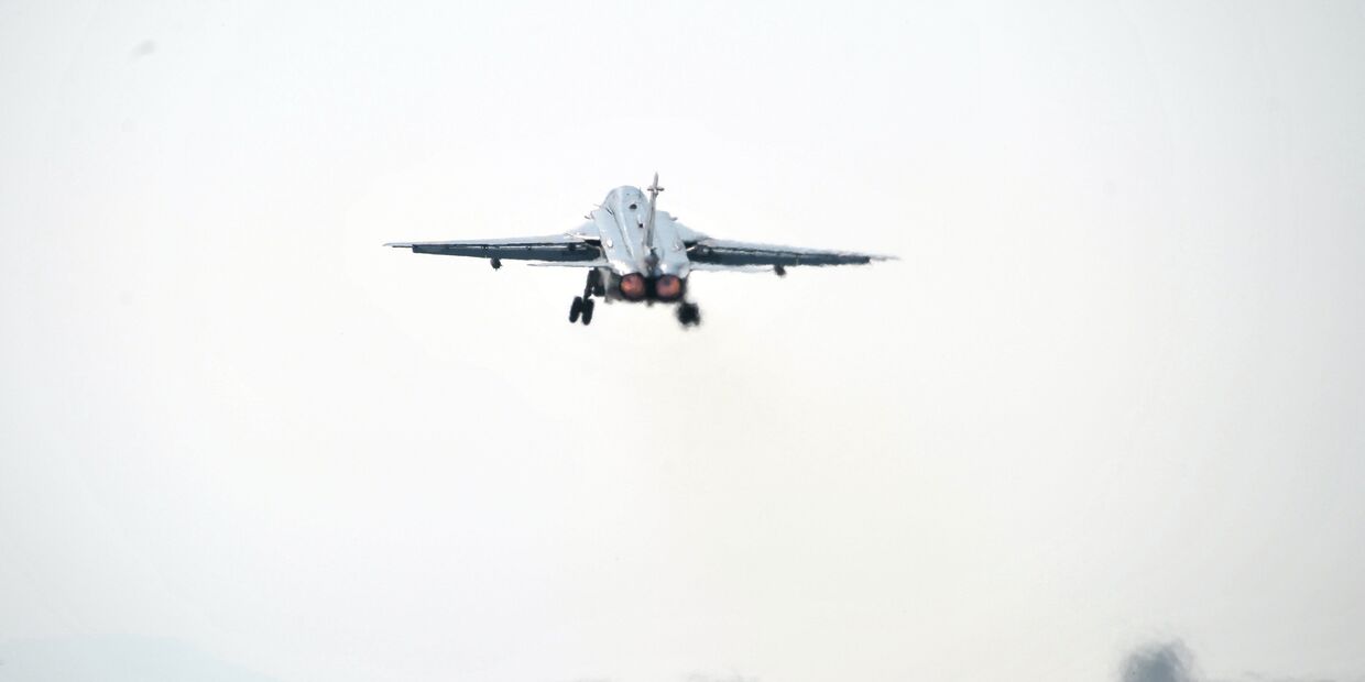 Истребитель Воздушно-космических сил РФ СУ-30СМ взлетает с авиабазы Хмеймим в сирийской провинции Латакия