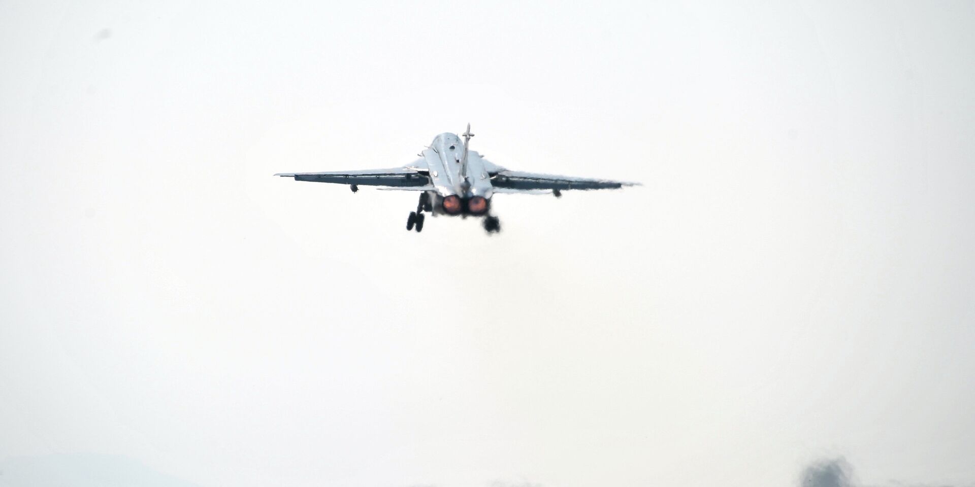Истребитель Воздушно-космических сил РФ СУ-30СМ взлетает с авиабазы Хмеймим в сирийской провинции Латакия - ИноСМИ, 1920, 21.07.2023