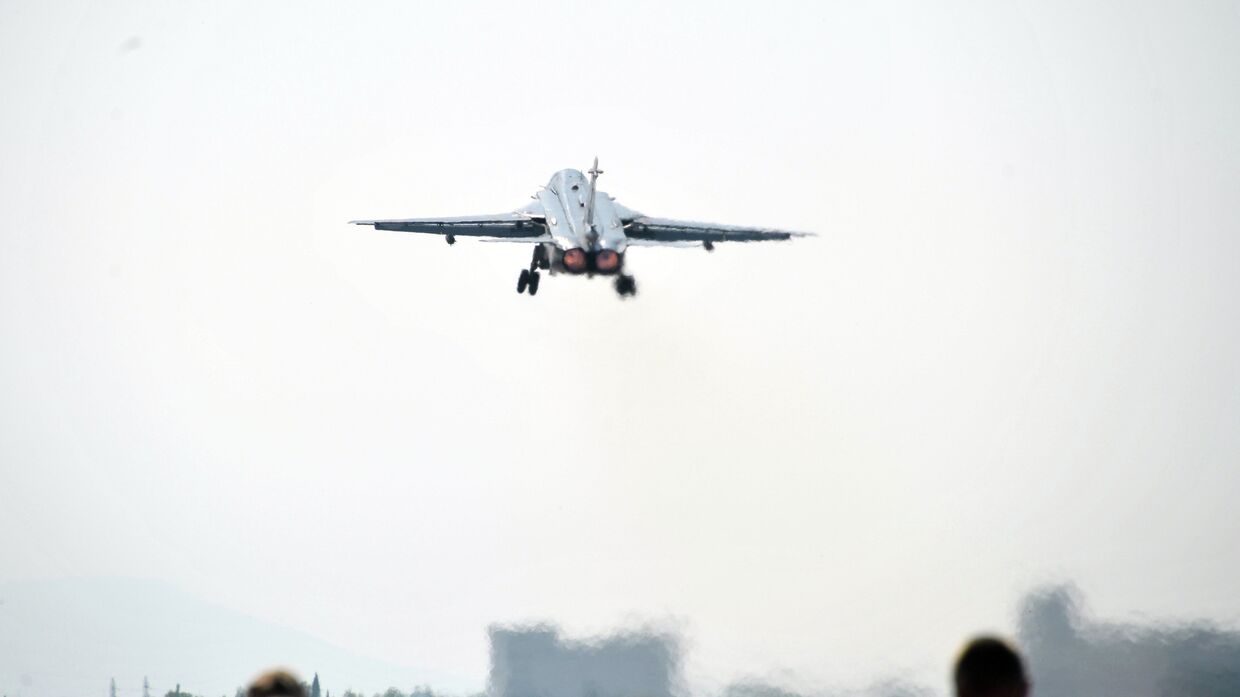 Истребитель Воздушно-космических сил РФ СУ-30СМ взлетает с авиабазы Хмеймим в сирийской провинции Латакия