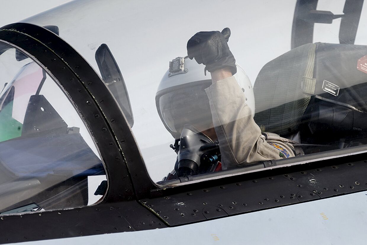 Пилот в кабине истребителя Су-30 готовится к взлету с аэродрома авиабазы «Хмеймим» в провинции Латакия