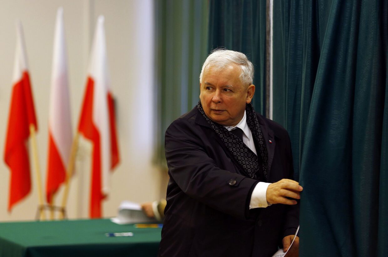 Лидер партии «Право и справедливость» Ярослав Качиньский голосует на парламентских выборах 