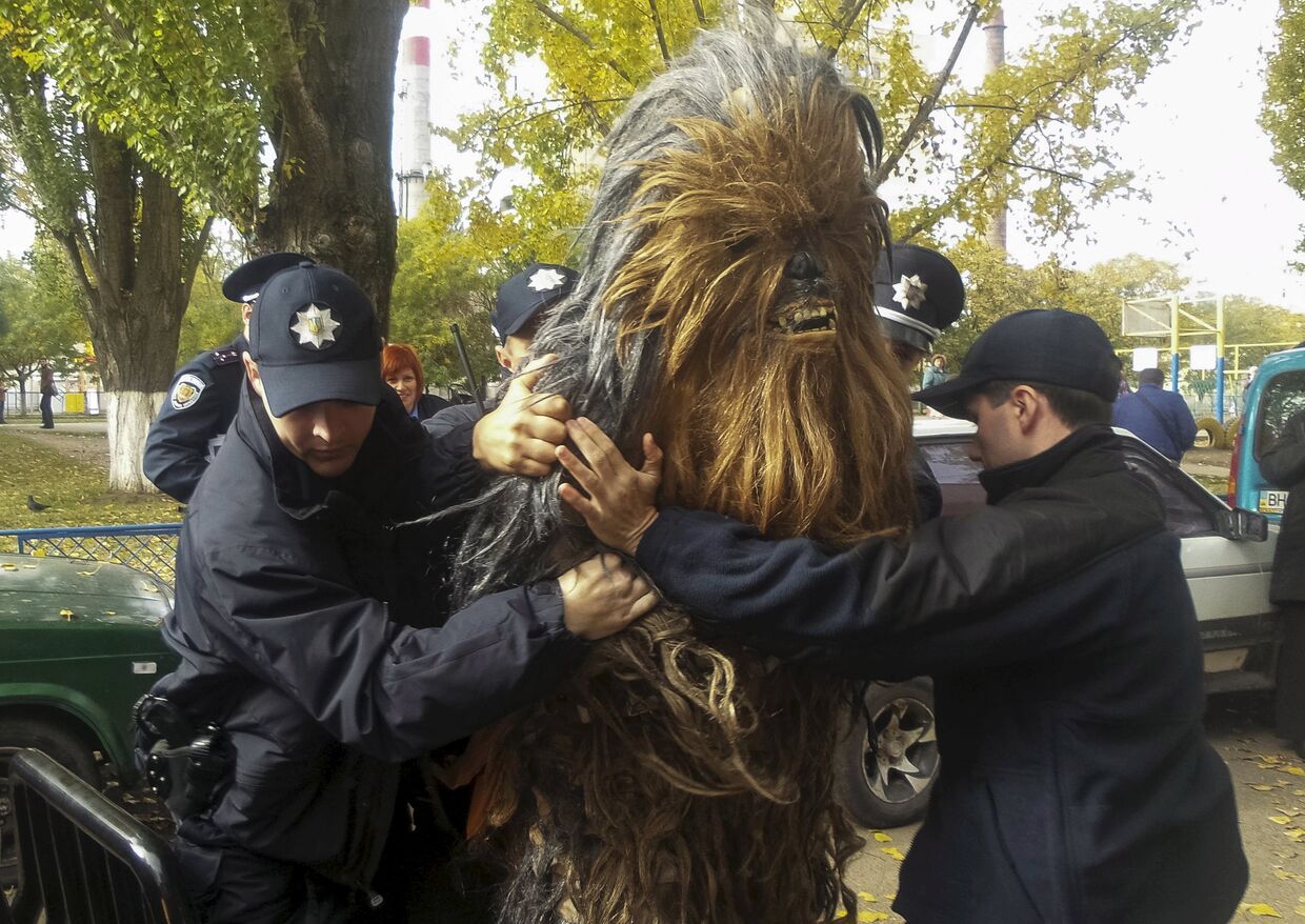 Полицейские задержали человека одетого как Чубакка из Star Wars на избирательном участке в Одессе