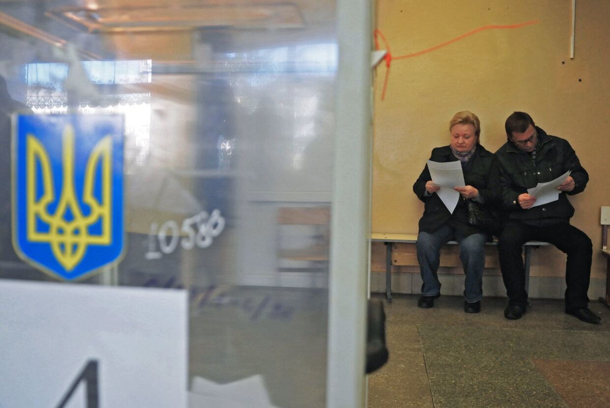 Местные жители на избирательном участке во время выборов в органы местного самоуправления во Львовской области