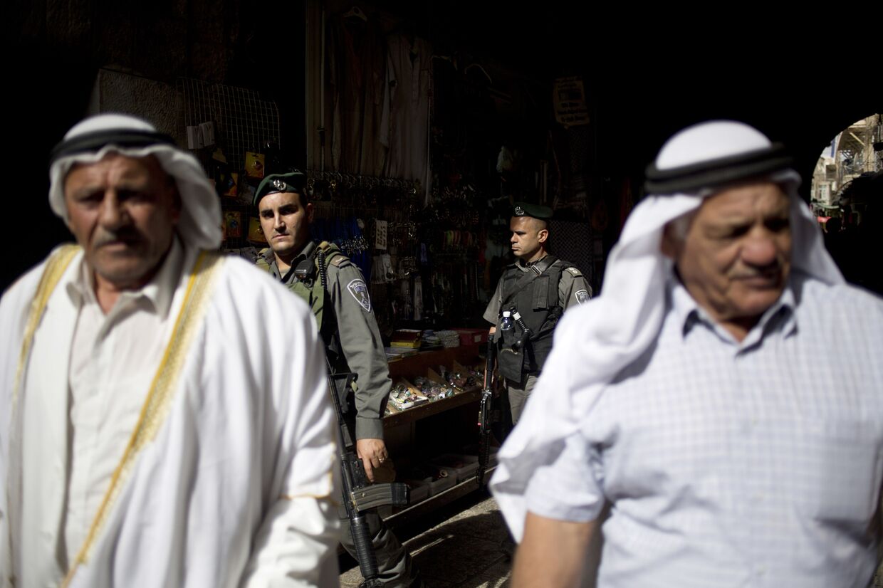 Палестинцы и израильские полицейские в Старом городе Иерусалима