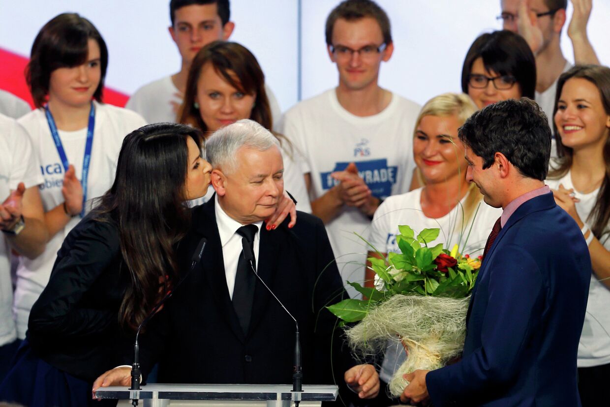 Лидер оппозиционной партии Право и справедливость экс-премьер Польши Ярослав Качиньский с дочерью. 25 октября 2015 