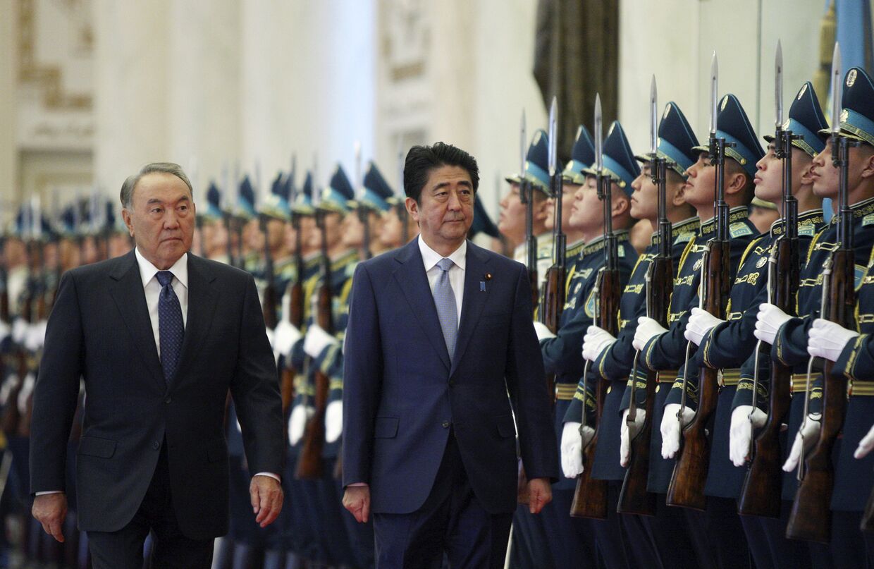 Премьер-министр Японии Синдзо Абэ и президент Казахстана Нурсултан Назарбаев во время встречи в Астане
