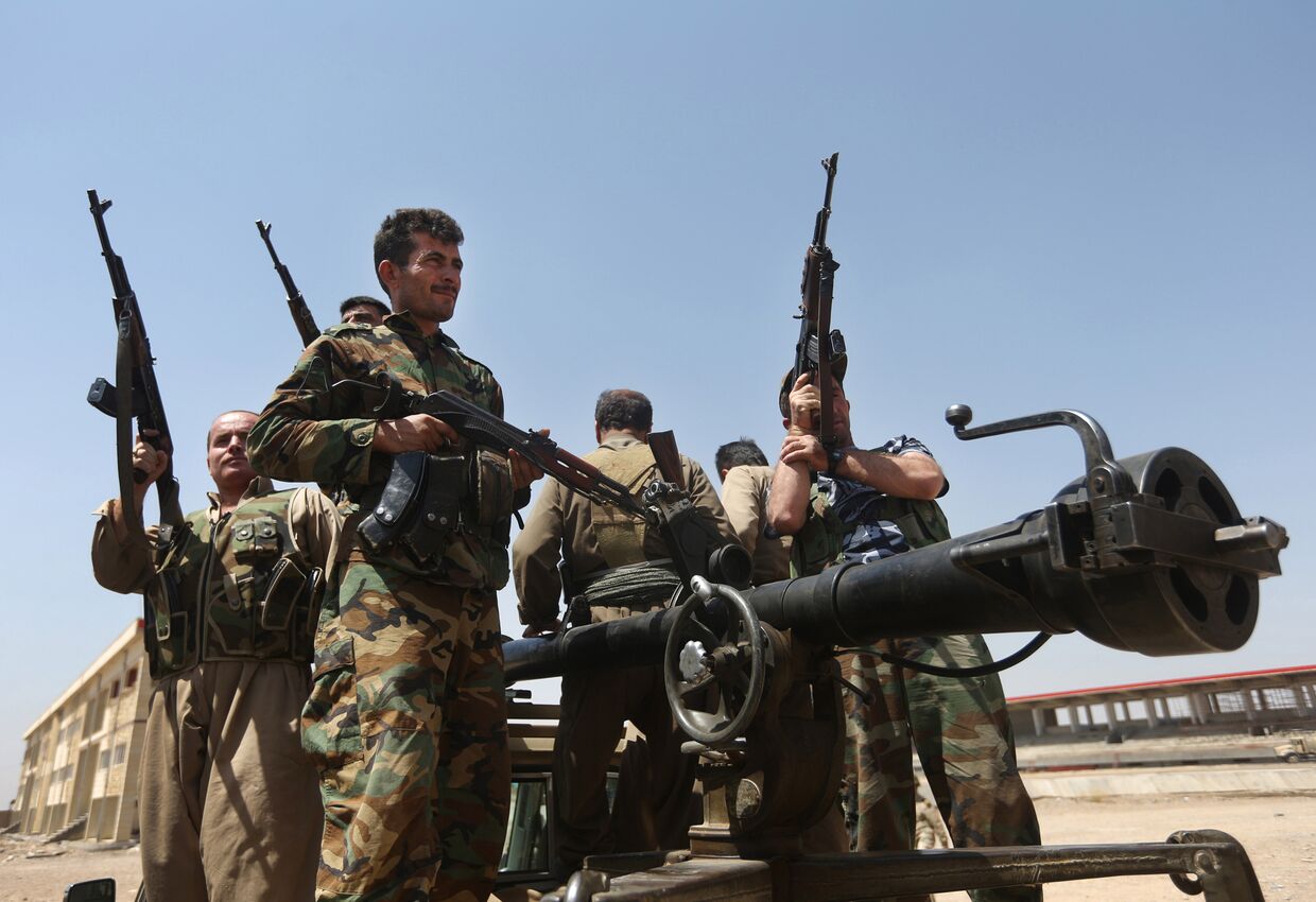 Бойцы курдских военизированных формирований пешмерга перед боем с боевиками «Исламского государства» 