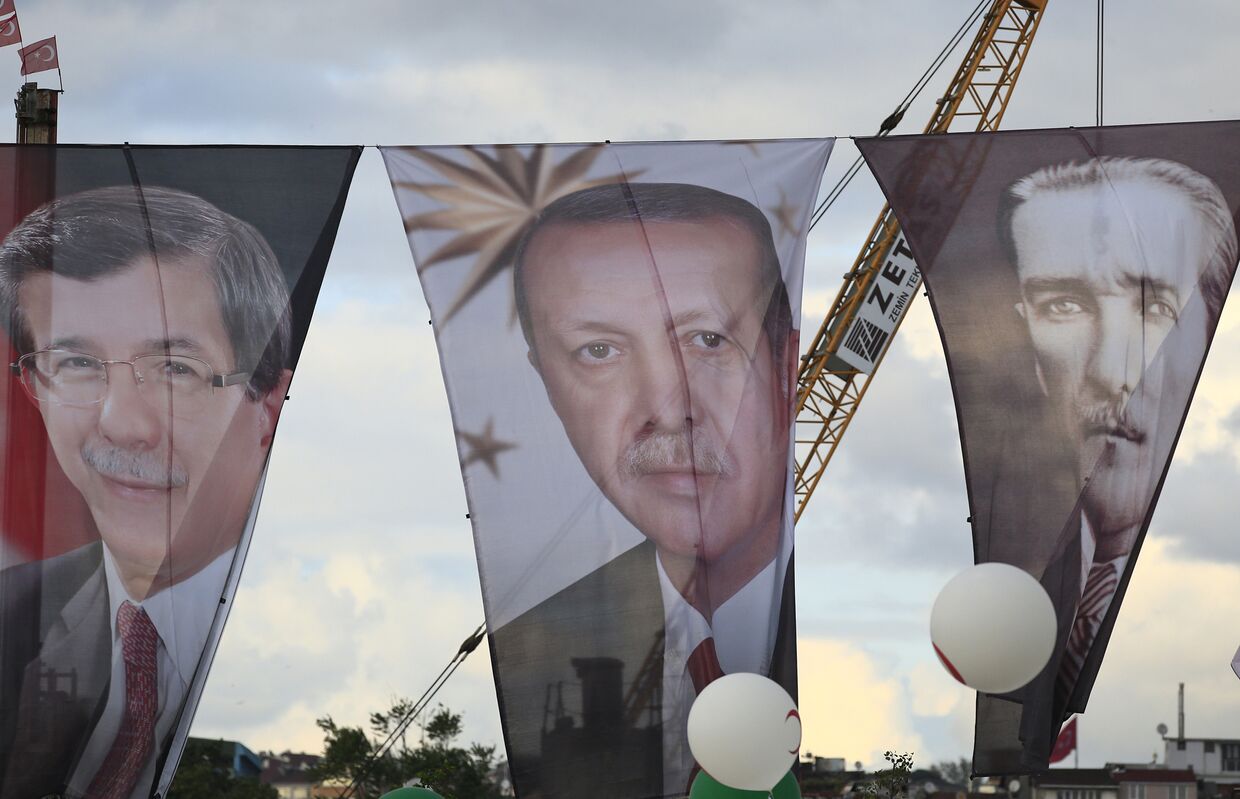Портреты Ахмета Давутоглу, Реджепа Тайипа Эрдогана и Мустафы Кемаля Ататюрка на улице Стамбула