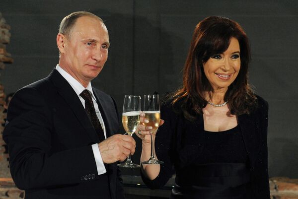 Владимир Путин и Кристина Киршнер во время встречи в Буэнос-Айресе Владимир Путин и Кристина Киршнер во время встречи в Буэнос-Айресе